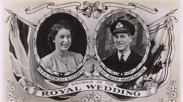 Hach, sie werden ja so schnell erwachsen: Am 20. November 1947 heiratet die junge Prinzessin den Mann, der fast bis zu ihrem Tod an ihrer Seite stehen wird - Prinz Phillip, Duke of Edinburgh. Die beiden geben sich in Westminster Abbey das Jawort. Diese Postkarte aus dem gleichen Jahr soll die frohe Botschaft in die Welt tragen.