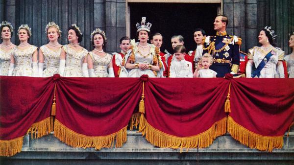 Doch nicht nur privat tut sich einiges im Leben der jungen Elisabeth: Am 2. Juni 1953 wird die erst 27-Jährige in Westminster Abbey zur Königin von Großbritannien gekrönt. Und nicht nur auf dem Balkon der Kirche zeigt sie sich den jubelnden Massen, die Krönung wird medienwirksam inszeniert und weltweit im TV übertragen. Denn als Königin Elisabeth II. übernimmt sie die Regentschaft über ein Weltreich, in dem - sprichwörtlich und tatsächlich auch meteorologisch - die Sonne nie untergeht. Das Empire umfasst Kolonien und Protektorate in Ozeanien, Asien, Afrika, Europa und Amerika. Noch heute umfasst das britische Staatsgebiet Überseegebiete auf der ganzen Welt, darunter Gibraltar auf der iberischen Halbinsel.