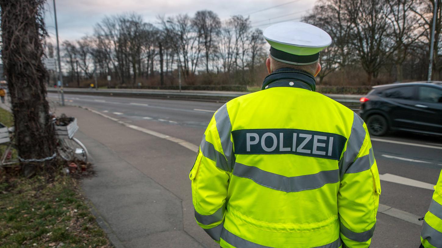 Bei einer Verkehrskontrolle auf der A70 entdeckt die Polizei einen gefälschten Führerschein und erlebt eine alkoholbedingte Überraschung (Symbolbild). Bei einer Verkehrskontrolle auf der A70 entdeckt die Polizei einen gefälschten Führerschein und erlebt eine alkoholbedingte Überraschung (Symbolbild).