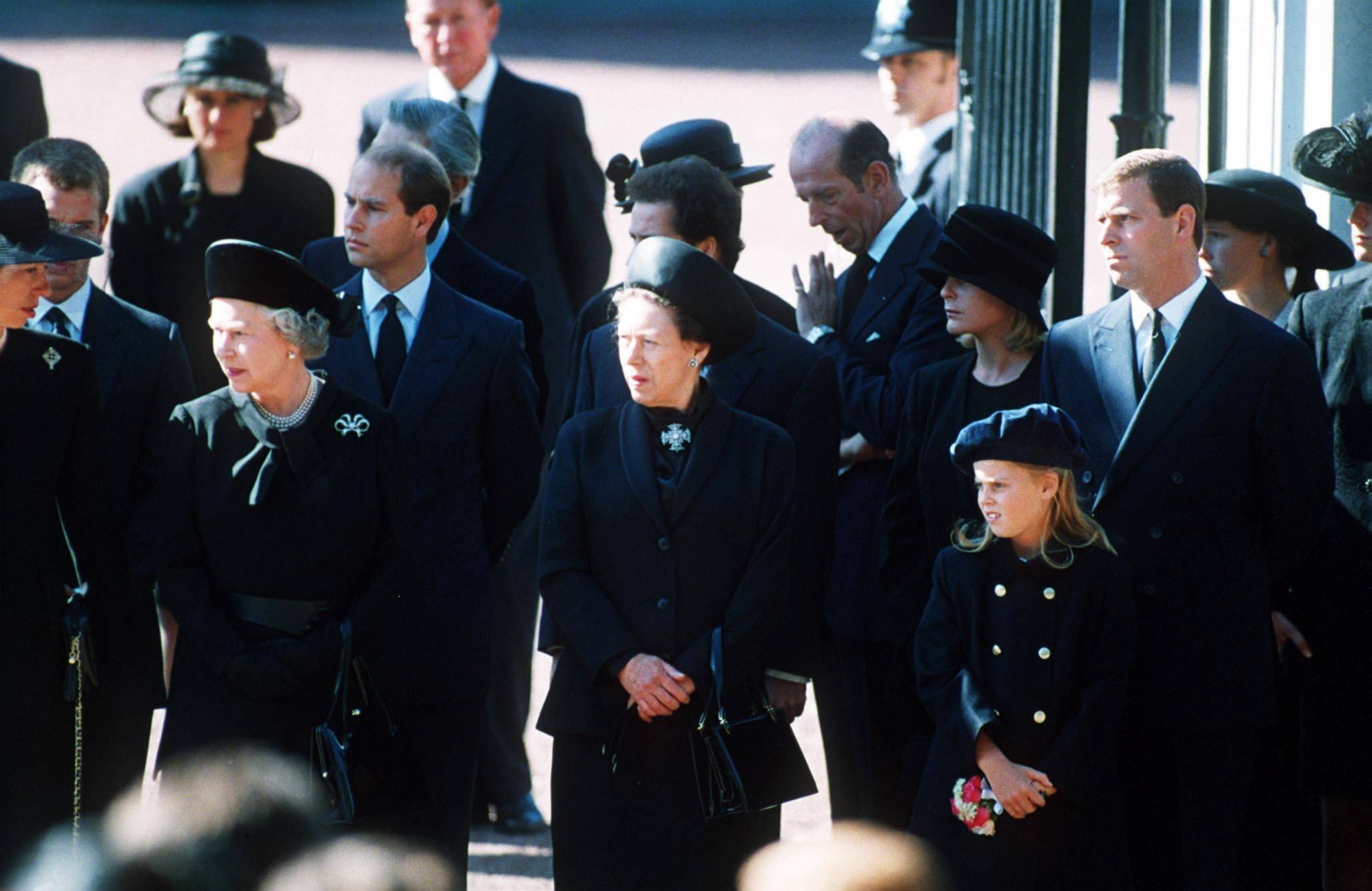 ...mit schweren Folgen für Prinzessin Diana: Obwohl die Ehe mit Charles längst in die Brüche gegangen und im August 1996 sogar geschieden worden ist, lässt die "Yellow Press" nicht von ihr ab. Am 31. August kommt es dann zur Tragödie: Am 31. August 1997 stirbt Diana bei einem Autounfall - zuvor soll es eine regelrechte Verfolgungsjagd durch Paparazzi gegeben haben. Bei Dianas Beerdigung trägt das ganze Königreich Trauer, auch die Königin.