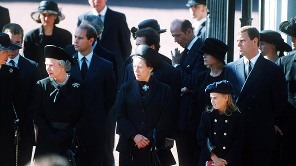 ...mit schweren Folgen für Prinzessin Diana: Obwohl die Ehe mit Charles längst in die Brüche gegangen und im August 1996 sogar geschieden worden ist, lässt die "Yellow Press" nicht von ihr ab. Am 31. August kommt es dann zur Tragödie: Am 31. August 1997 stirbt Diana bei einem Autounfall - zuvor soll es eine regelrechte Verfolgungsjagd durch Paparazzi gegeben haben. Bei Dianas Beerdigung trägt das ganze Königreich Trauer, auch die Königin.