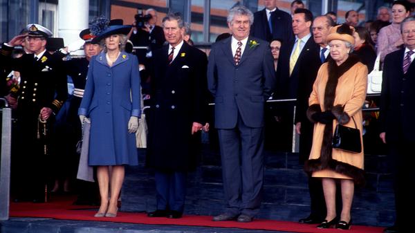 Aber auch nach Dianas Tod nehmen die Spannungen in der königlichen Familie nicht ab: "Nachfolgerin" Camilla - hier links im Bild mit blauem Kleid - und Queen Elizabeth II. stehen sich anfangs nicht wirklich nahe. Erst im Laufe der Jahre verbessert sich das Verhältnis zwischen den beiden.