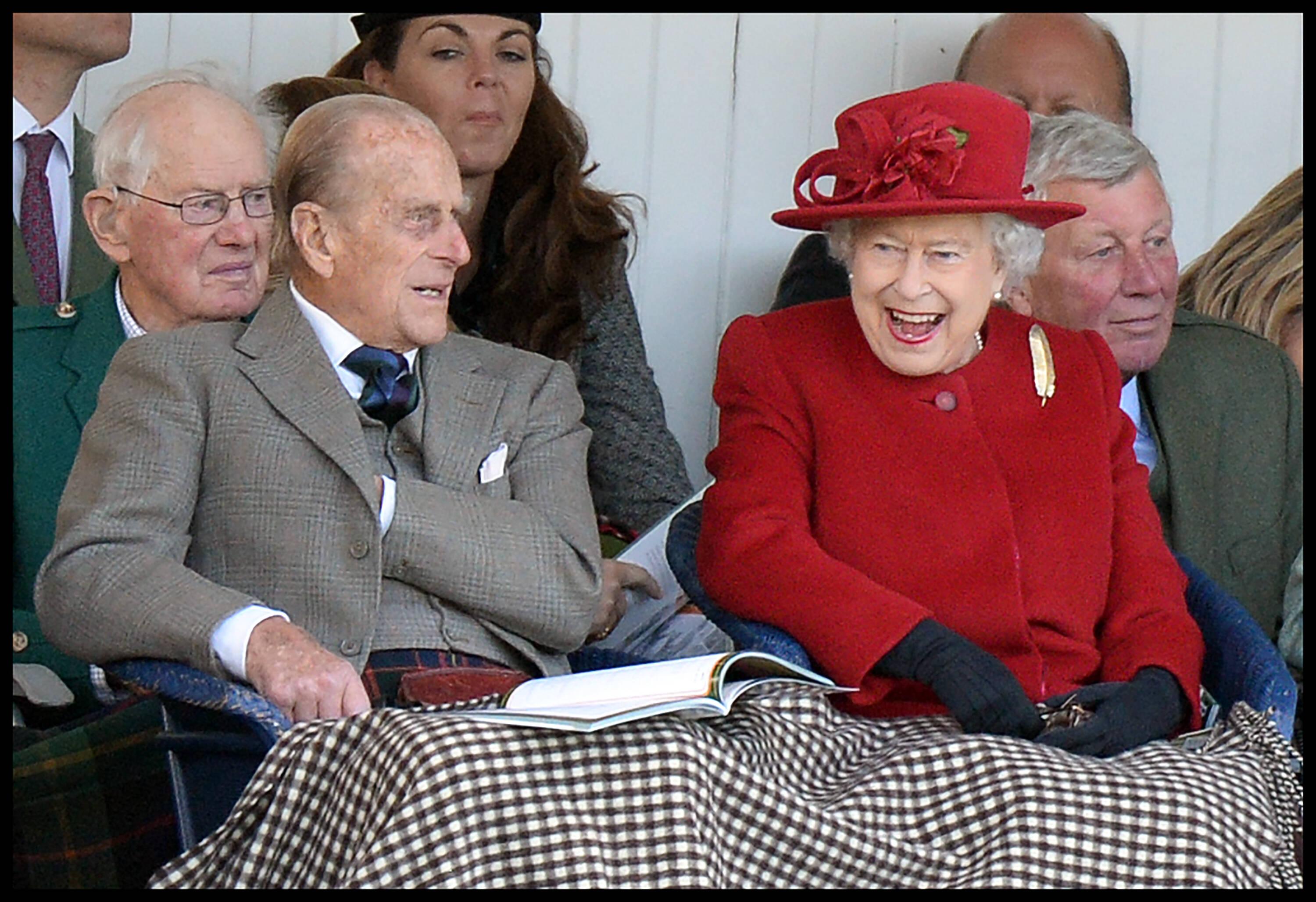 Ansonsten hat die Queen gut lachen. Am 9. September 2015 - im stolzen Alter von 89 Jahren - wird sie zur Monarchin mit der längsten Amtszeit in der Geschichte des britischen Königreiches: Seit 23.226 Tagen ist sie nun im Amt.