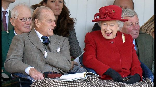 Ansonsten hat die Queen gut lachen. Am 9. September 2015 - im stolzen Alter von 89 Jahren - wird sie zur Monarchin mit der längsten Amtszeit in der Geschichte des britischen Königreiches: Seit 23.226 Tagen ist sie nun im Amt.