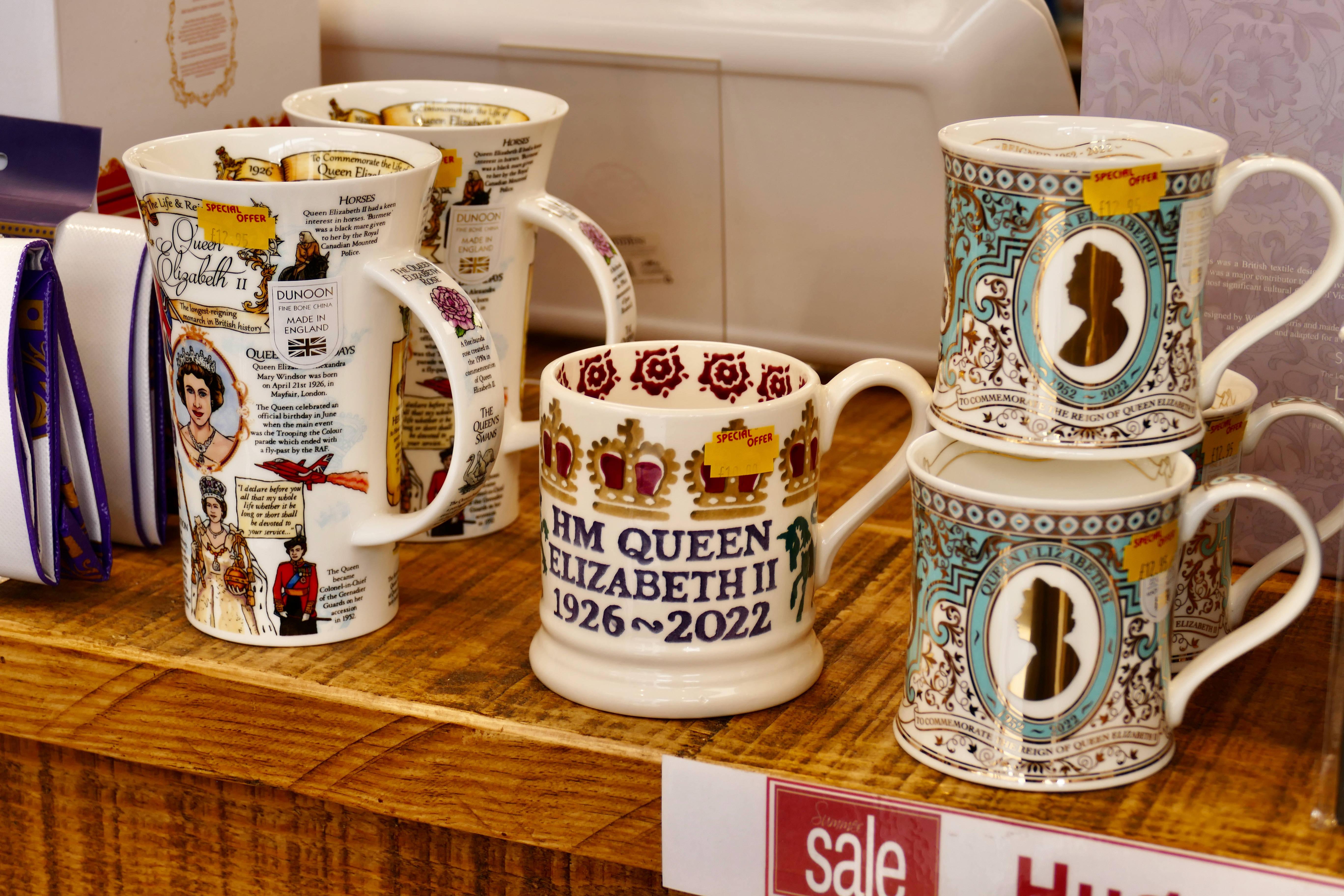 Während ihrer langen Amtszeit entwickelt sich die Queen zu einer regelrechten Marke: Ihr Konterfei ziert Tassen, T-Shirts oder Poster. Besonders bei Touristen sind Merchandise Produkte rund um Elizabeth II. beliebt.