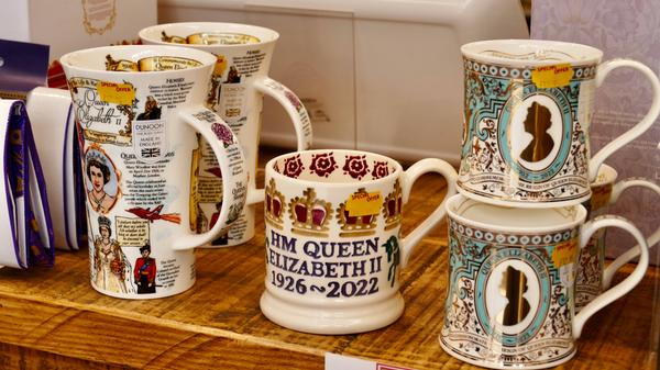 Während ihrer langen Amtszeit entwickelt sich die Queen zu einer regelrechten Marke: Ihr Konterfei ziert Tassen, T-Shirts oder Poster. Besonders bei Touristen sind Merchandise Produkte rund um Elizabeth II. beliebt.