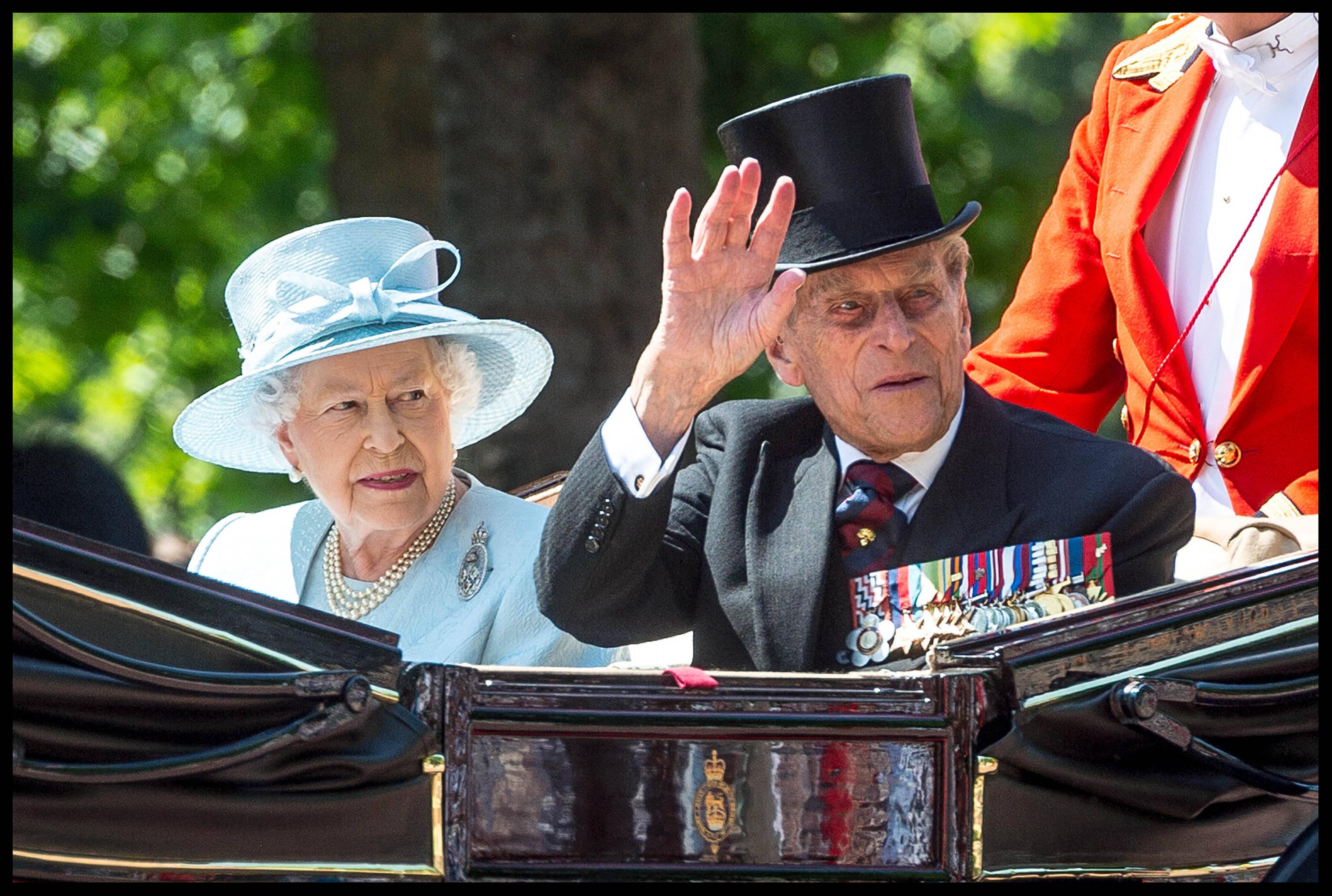 Derweil feiert die Königin den nächsten Rekord: Am 20. November 2017 sind Elizabeth II. und ihr Gatte Philip seit 70 Jahren verheiratet - "Bestwert" in der Geschichte des Königshauses.