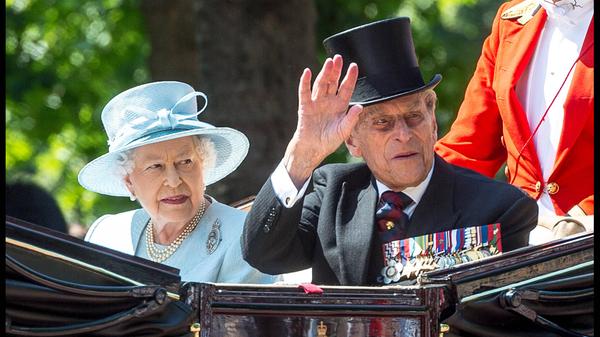 Derweil feiert die Königin den nächsten Rekord: Am 20. November 2017 sind Elizabeth II. und ihr Gatte Philip seit 70 Jahren verheiratet - "Bestwert" in der Geschichte des Königshauses.