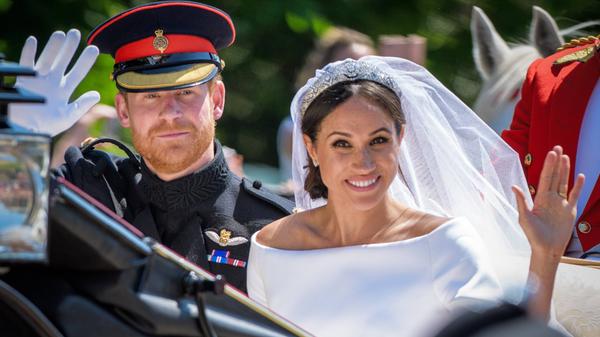 Die nächste Kutsche, die nächste Generation - oder etwa nicht? Elizabeths Enkel Harry heiratet die Schauspielerin Meghan Markle, eine US-Amerikanerin. Der Prinz sorgte schon in den Jahren zuvor immer wieder für Skandale, so richtig will er sich einfach nicht der royalen Etikette fügen. Knapp zwei Jahre später, im Januar 2020, kommt es zum endgültigen Bruch: Harry teilt der Queen mit, dass er mit Frau und Kind in Zukunft ein Leben abseits des Hofes führen möchte. Die Queen stimmt zu - und steht in der Öffentlichkeit zunehmend alleine. Ihr Mann Philip nimmt schon seit 2017 aufgrund seines fortgeschrittenen Alters keine öffentlichen Termine mehr wahr, auch Sohn Andrew zeigt sich seit 2019 nicht mehr.