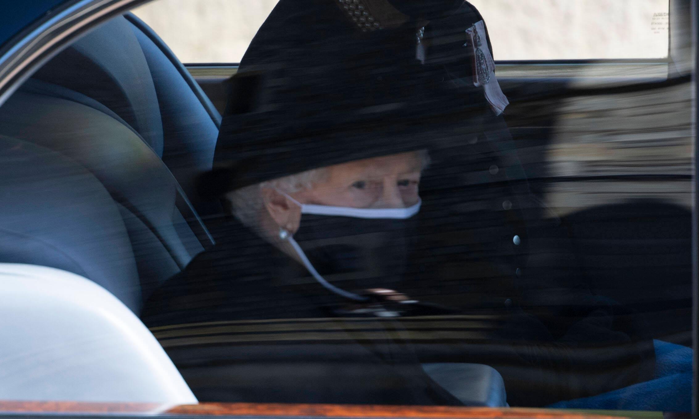 Am 9. April 2021 muss die Queen einen schweren Verlust verkraften: Im Alter von 99 Jahren stirbt ihr Ehemann Prinz Philip - nur wenige Tage vor Elizabeths 95. Geburtstag. Ihre Vorbildfunktion vergisst sie aber auch in schweren Zeiten nicht: Pandemie-konform zeigt sich die Monarchin mit Maske.