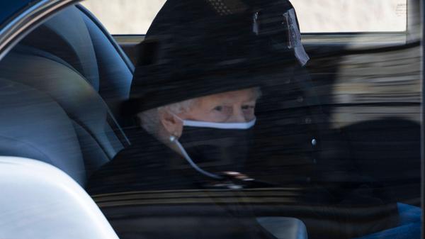 Am 9. April 2021 muss die Queen einen schweren Verlust verkraften: Im Alter von 99 Jahren stirbt ihr Ehemann Prinz Philip - nur wenige Tage vor Elizabeths 95. Geburtstag. Ihre Vorbildfunktion vergisst sie aber auch in schweren Zeiten nicht: Pandemie-konform zeigt sich die Monarchin mit Maske.