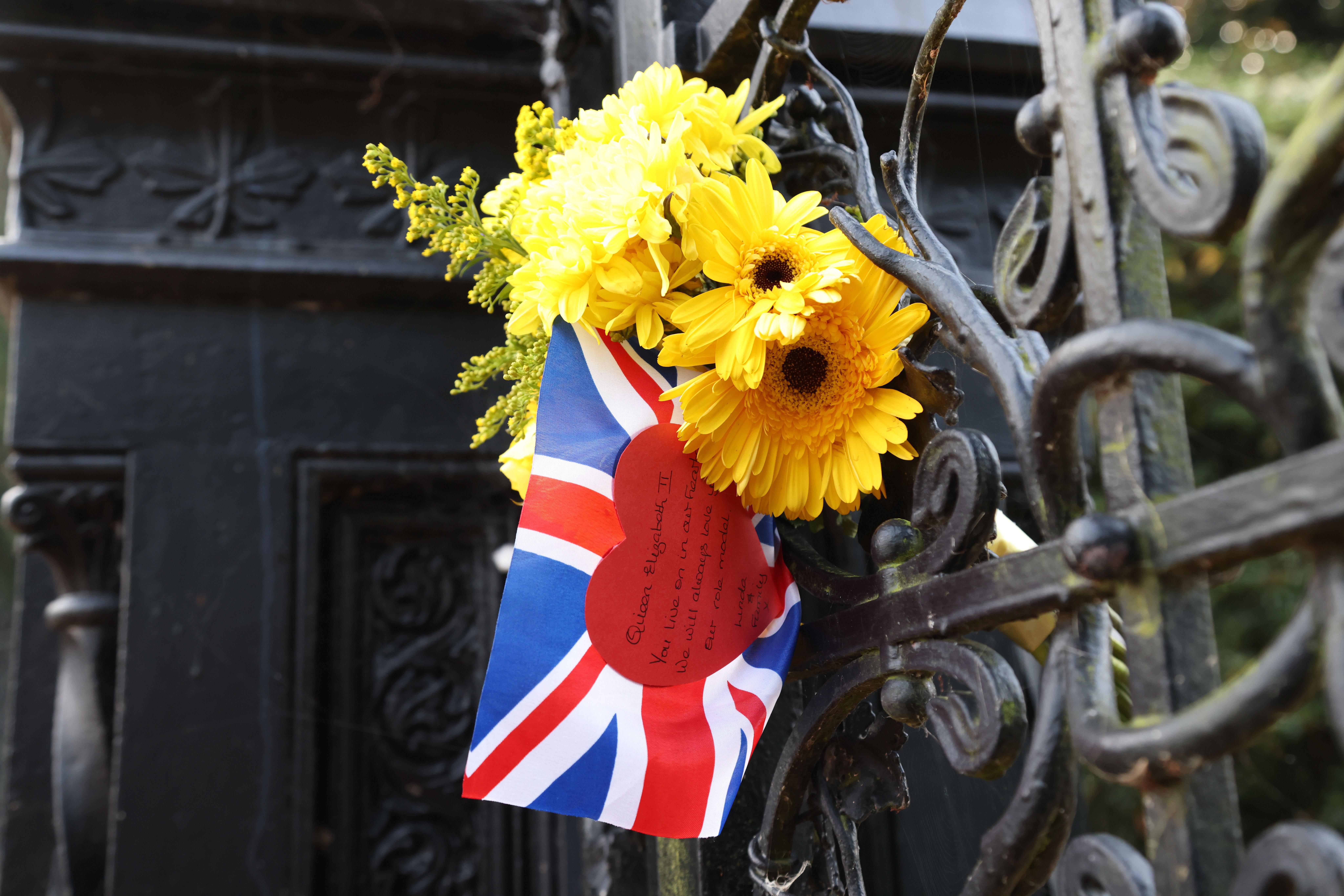 Am 8. September 2023 jährt sich der Tod Elizabeths II. zum ersten Mal. Im ganzen Land gedenken die Einwohner der toten Königin, in Norfolk etwa haben Menschen einen Blumengruß an die Queen hinterlassen.