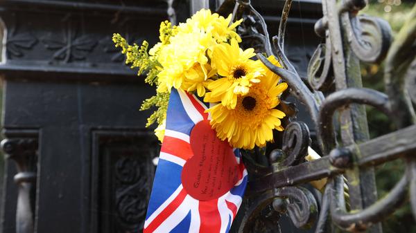 Am 8. September 2023 jährt sich der Tod Elizabeths II. zum ersten Mal. Im ganzen Land gedenken die Einwohner der toten Königin, in Norfolk etwa haben Menschen einen Blumengruß an die Queen hinterlassen.