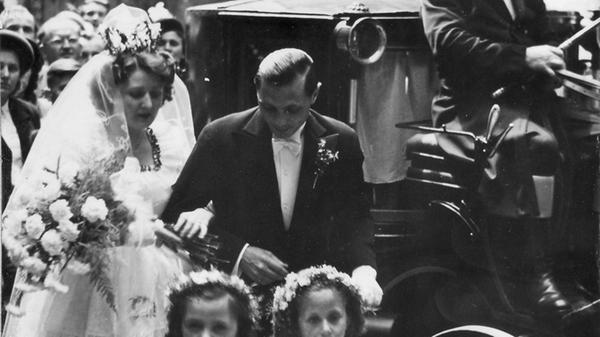 Sprung zum Privaten: Ende Mai 1950 stand Max Morlock um 14:30 Uhr in der Kirche, um sich mit Frl. Weiß zu vermählen. Um 16 Uhr trat er mit seiner Elf gegen Austria Wien auf dem grünen Rasen an. "Wenn das nicht Sportleidenschaft ist..." kommentierten die NN.