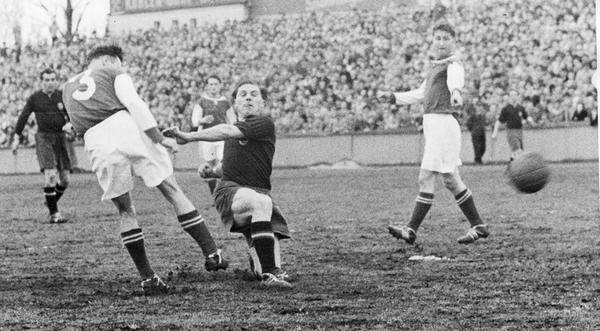 Am 11. Mai 1925 wurde Morlock in Nürnberg-Gleishammer geboren. Bereits in seiner Kindheit nahm er Tuchfühlung zum Club auf, als "Ballnrussla". Auf dem Platz machte er die Späher durch imposante Leistungen bei Eintracht Nürnberg auf sich aufmerksam. Diese lotsten ihn Anfang Mai 1940 in den Zabo. Nachdem das torgefährliche Ausnahmetalent Ende 1941 bei der ersten Mannschaft debütiert hatte, legte seine Karriere den Turbolader ein. Bereits im Frühjahr 1942 lag ein Einladungsschreiben von Reichstrainer Sepp Herberger für einen Nationalspieler-Lehrgang im Briefkasten des nicht einmal 17-Jährigen.