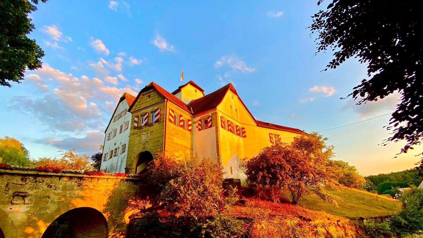 Am „Tag des offenen Denkmals“ werden viele Türen geöffnet, auch das Henfenfelder Schloss ist dabei. Eine Besichtigung oder ein Konzertbesuch lohnen sich, am besten gemeinsam mit lieben Menschen. Am „Tag des offenen Denkmals“ werden viele Türen geöffnet, auch das Henfenfelder Schloss ist dabei. Eine Besichtigung oder ein Konzertbesuch lohnen sich, am besten gemeinsam mit lieben Menschen.