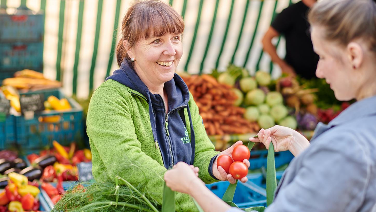 Beim Einkaufen auf dem Wochenmarkt können regionale Lebensmittel erworben werden. Beim Einkaufen auf dem Wochenmarkt können regionale Lebensmittel erworben werden.