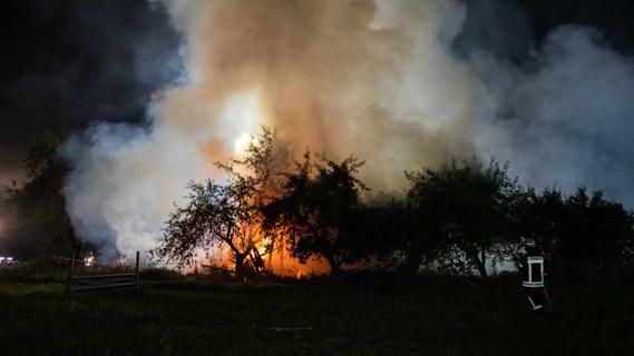 Inferno in Hellberg: Großbrand vernichtet zwei landwirtschaftliche Gebäude
