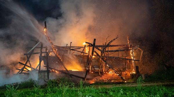 Flammenschein in der Nacht: Zwei landwirtschaftliche Hallen brennen nieder! - Feuerwehr schützt angrenzendes Wohnhaus und rettet Tiere - Unermüdlicher Kampf: Wasserversorgung stellt Feuerwehr vor große Herausforderung - 120 Einsatzkräfte verhindern größere Katastrophe - "Man sieht wieder, wie wichtig die kleinen Feuerwehren sind" - "Diese Riegelstellung hat dann erst einmal eine Zeit lang gebraucht, bis wir das Wasser da gehabt haben" - Erntevorräte, Maschinen und 60 Tonnen Weizen vernichtet - Ermittlungen zur Brandursache laufen auf Hochtouren