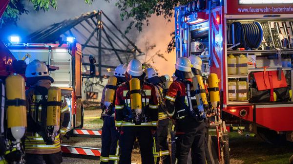 Flammenschein in der Nacht: Zwei landwirtschaftliche Hallen brennen nieder! - Feuerwehr schützt angrenzendes Wohnhaus und rettet Tiere - Unermüdlicher Kampf: Wasserversorgung stellt Feuerwehr vor große Herausforderung - 120 Einsatzkräfte verhindern größere Katastrophe - "Man sieht wieder, wie wichtig die kleinen Feuerwehren sind" - "Diese Riegelstellung hat dann erst einmal eine Zeit lang gebraucht, bis wir das Wasser da gehabt haben" - Erntevorräte, Maschinen und 60 Tonnen Weizen vernichtet - Ermittlungen zur Brandursache laufen auf Hochtouren