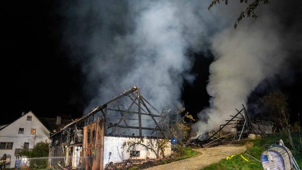 Flammenschein in der Nacht: Zwei landwirtschaftliche Hallen brennen nieder! - Feuerwehr schützt angrenzendes Wohnhaus und rettet Tiere - Unermüdlicher Kampf: Wasserversorgung stellt Feuerwehr vor große Herausforderung - 120 Einsatzkräfte verhindern größere Katastrophe - "Man sieht wieder, wie wichtig die kleinen Feuerwehren sind" - "Diese Riegelstellung hat dann erst einmal eine Zeit lang gebraucht, bis wir das Wasser da gehabt haben" - Erntevorräte, Maschinen und 60 Tonnen Weizen vernichtet - Ermittlungen zur Brandursache laufen auf Hochtouren