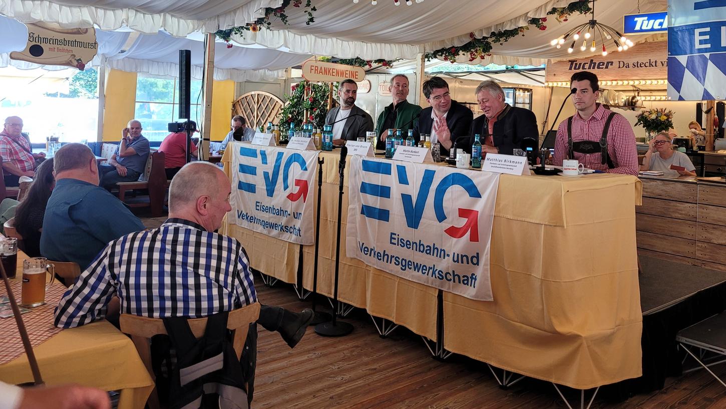 Der Eisenbahner-Tag auf dem Nürnberger Volksfest fand bereits zum 13. Mal statt. Hunderte kamen, um mit Landespolitikern zu diskutieren. Vor allem der künftige Kurs der Deutschen Bahn sorgte für Ärger. Der Eisenbahner-Tag auf dem Nürnberger Volksfest fand bereits zum 13. Mal statt. Hunderte kamen, um mit Landespolitikern zu diskutieren. Vor allem der künftige Kurs der Deutschen Bahn sorgte für Ärger.