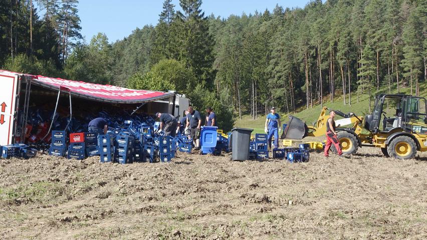 Der LKW-Fahrer durchbrach die Leitplanke und kippte, mit etwa 1200 vollen Bierkästen vollbeladen, einen kleinen Abhang hinunter. Der LKW-Fahrer durchbrach die Leitplanke und kippte, mit etwa 1200 vollen Bierkästen vollbeladen, einen kleinen Abhang hinunter.