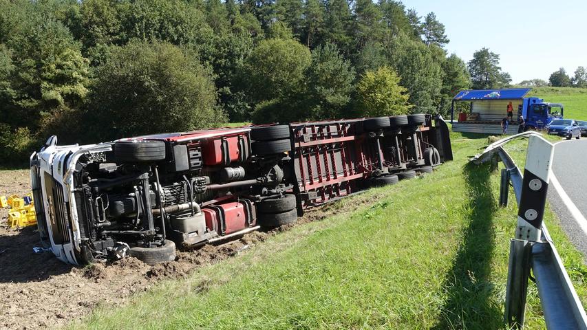 In einer leichten Linkskurve kam der LKW rechts auf das Bankett. In einer leichten Linkskurve kam der LKW rechts auf das Bankett.