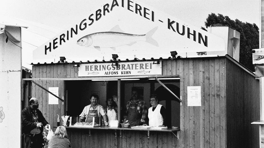 Seit Jahrzehnten auf der Gunzenhäuser Kirchweih: Die Heringsbraterei von Alfons Kuhn aus Gunzenhausen.