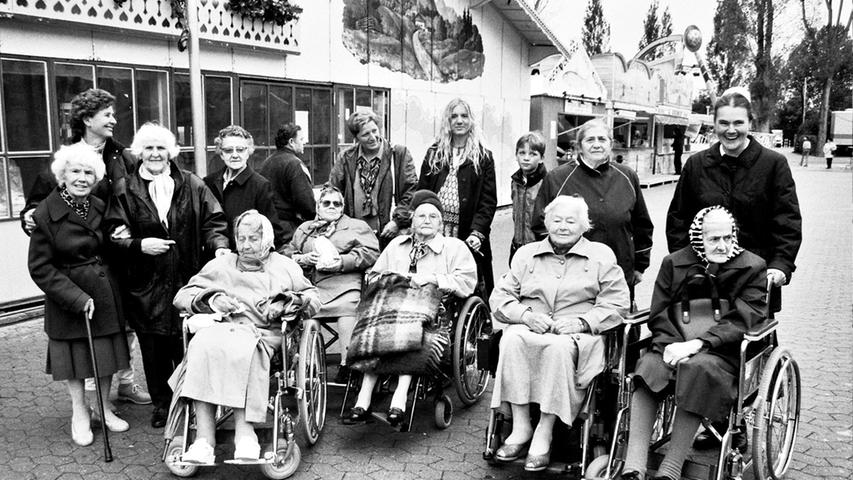 Senioren des BvSH mit Oberschwester Ute Land und Betreuerinnen auf einer Runde über den Kirchweihplatz.