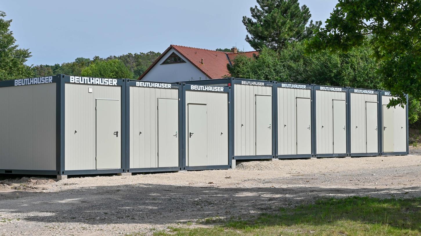 Im Hilpoltsteiner Industriegebiet stehen noch nicht bezogene Container für Geflüchtete, auch in Dietersheim sollen welche aufgestellt werden.