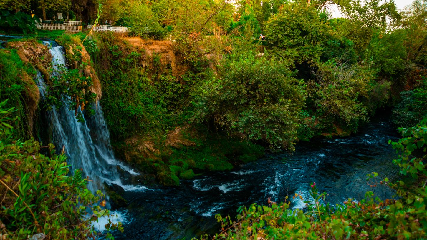 Grüne Hölle mitten in der Stadt: Antalya mit seinen Düden-Wasserfällen ist von Nürnberg aus bequem per Direktflug erreichbar. Grüne Hölle mitten in der Stadt: Antalya mit seinen Düden-Wasserfällen ist von Nürnberg aus bequem per Direktflug erreichbar.