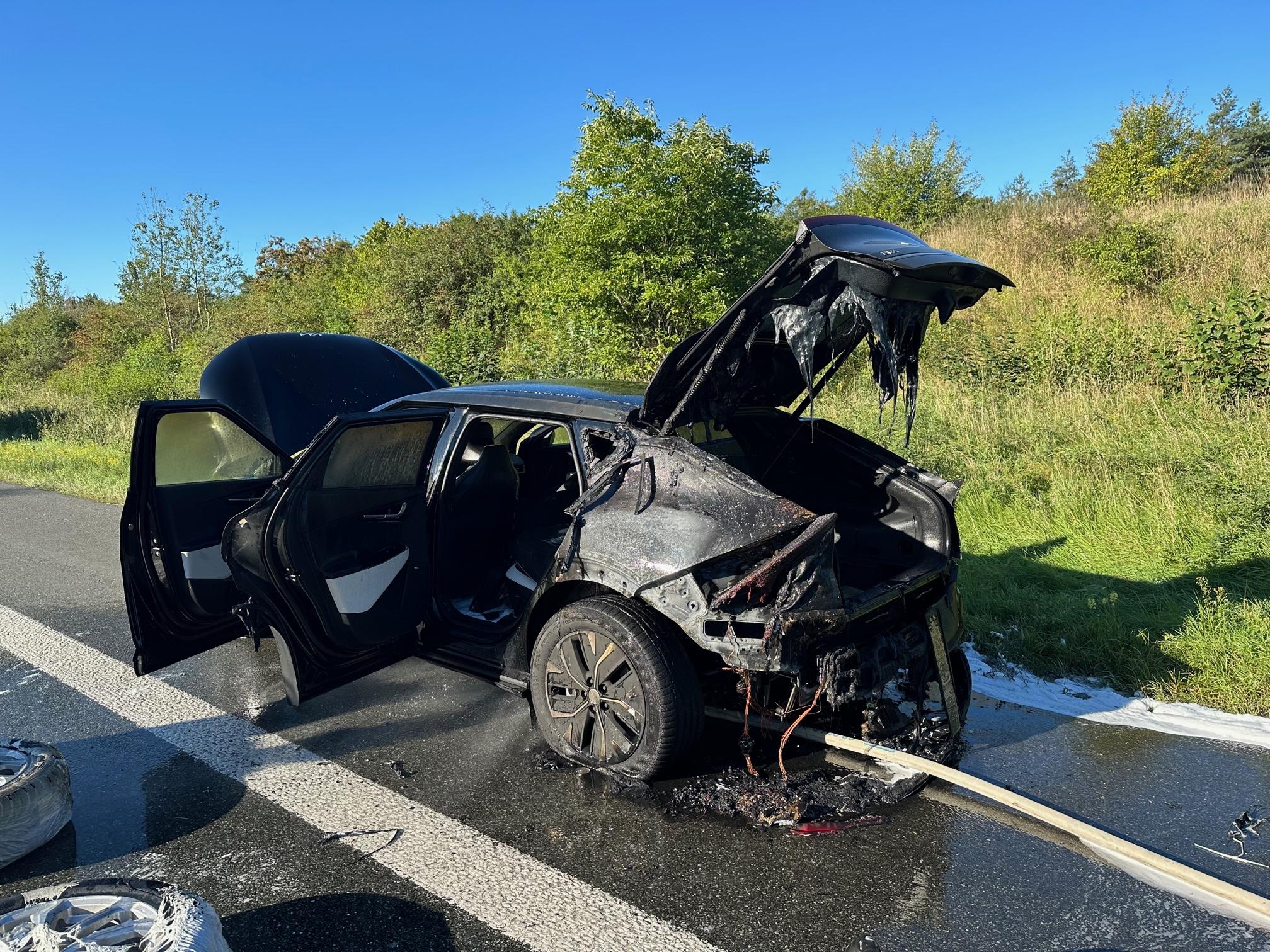 Nach dumpfem Knall EAuto auf A9 in Flammen