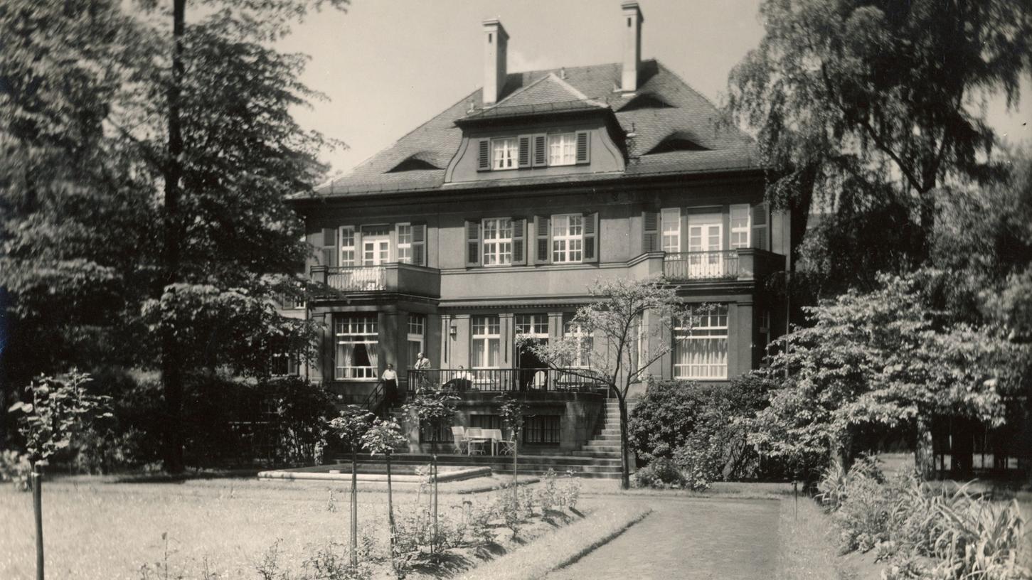 Um 1930 erstreckte sich hinter der Villa Hirsch noch ein traumhaft schöner Park, der neben einem Goldfischteich auch einen Sandkasten für die Kinder des Hauses und ihre Freunde bot.