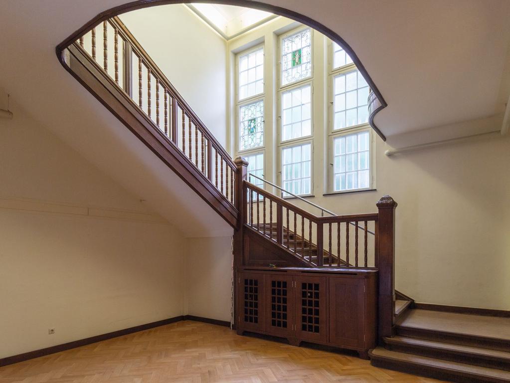 Das gewaltige Treppenhaus erinnert noch heute daran, wie reich die Räume einst ausgestattet waren. Die anstehende Restaurierung will den originalen Charme auch andernorts wieder hervorholen.