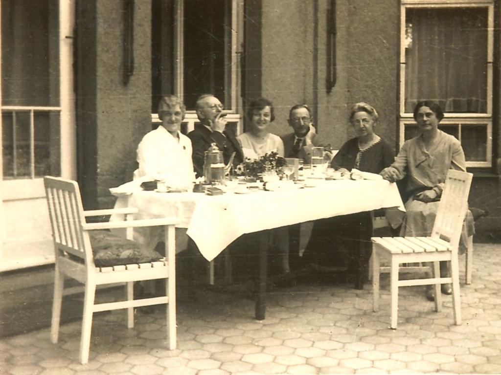 Angelo und Florence Hirsch (je 2. von links bzw. rechts) im Jahr 1928 beim Kaffeeklatsch mit der Verwandtschaft und der Pflegerin der damals schon von Krankheit gezeichneten Dame des Hauses.