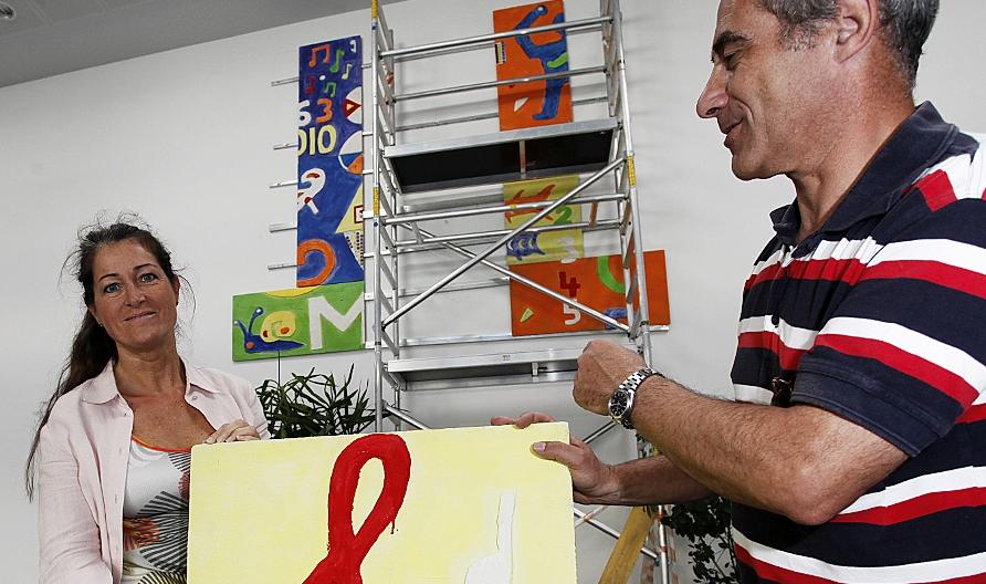 Stück für Stück montieren Künstlerin Manuela Dilly und Herbert Stinzendörfer von SKE Facility Management das riesige Kunstwerk, das bald die Aula der Adalbert-Stifter-Schule ziert. Stück für Stück montieren Künstlerin Manuela Dilly und Herbert Stinzendörfer von SKE Facility Management das riesige Kunstwerk, das bald die Aula der Adalbert-Stifter-Schule ziert.