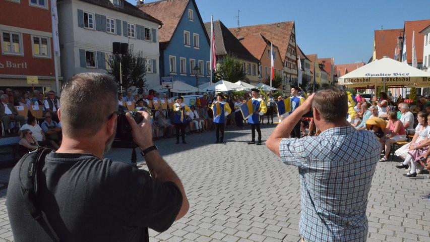 Die Fanfarenbläser des Posaunenchors Gunzenhausen waren beim Kirchweihauftakt auf dem Marktplatz zu hören.