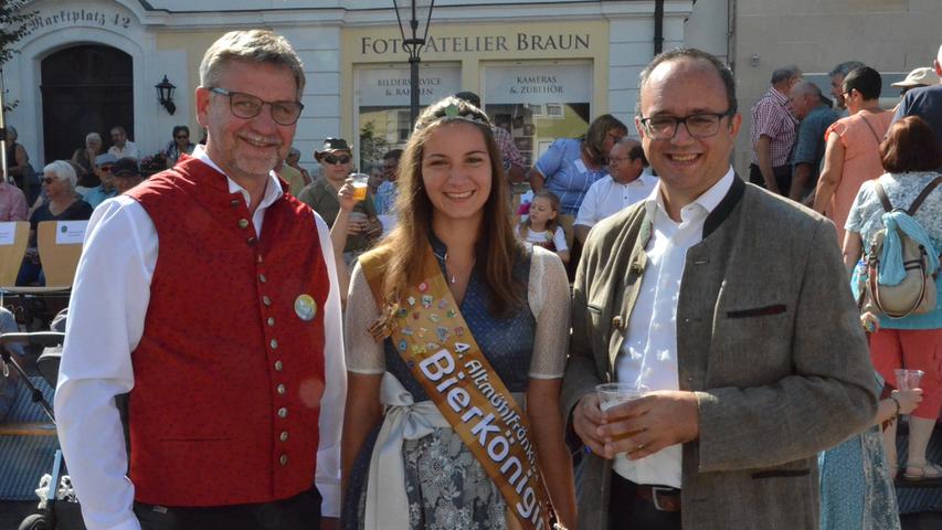 Bürgermeister Karl-Heinz Fitz, Altmühlfränkische Bierkönigin Luisa Dudel, Landrat Manuel Westphal (v. li.) beim Kirchweih-Auftakt.