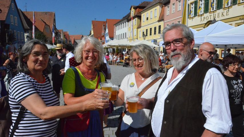 Die Grünen-Stadträtinnen Ingrid Scala (li.), Kerstin Zels (2. v. li.) und SPD-Stadtrat Daniel Hinderks stoßen mit Plastikbechern an.