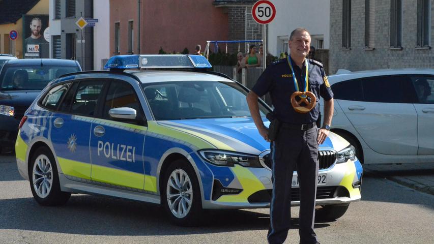 Auch Peter Lassnig von der Polizei Gunzenhausen ist mit einer Kirchweih-Breze bedacht worden.