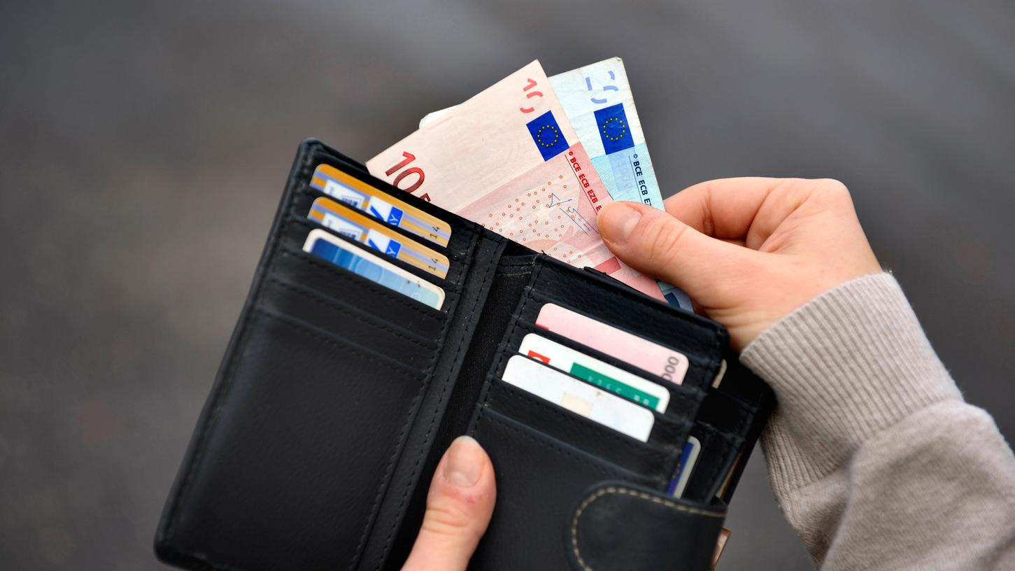 Die N-Ergie hat monatelang keine Abschläge von seinen Kundinnen und Kunden abgebucht. Viele müssen aus diesem Grund jetzt schockiert feststellen, dass sie eine ordentlich hohe Summe nachzuzahlen haben. (Symbolbild) Die N-Ergie hat monatelang keine Abschläge von seinen Kundinnen und Kunden abgebucht. Viele müssen aus diesem Grund jetzt schockiert feststellen, dass sie eine ordentlich hohe Summe nachzuzahlen haben. (Symbolbild)