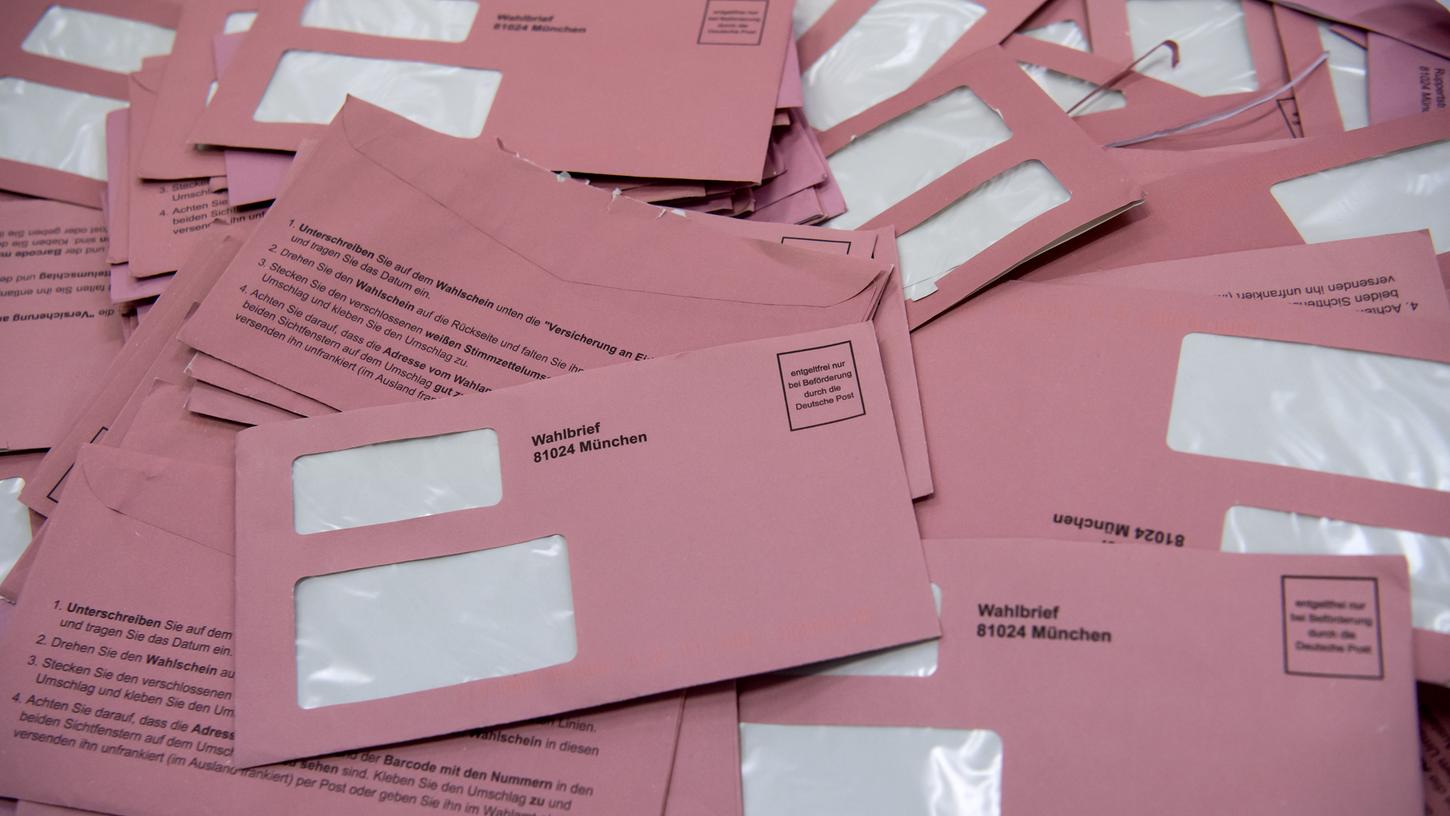 Laut "Süddeutscher Zeitung" war bei der Landtagswahl 2018 in Bayern der Anteil der ungültigen Stimmen bei den Briefwählern kleiner als bei den sogenannten Urnenwählern - dennoch ist Briefwahl fehleranfällig. 