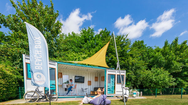 "Workation" ist eine beliebte Alternative zu dem bisherigen Home-Office. Auch auf dem Insel-Camp Fehmarn werden mit zwei Coworking-Boxen Orte für das mobile Arbeiten geboten.