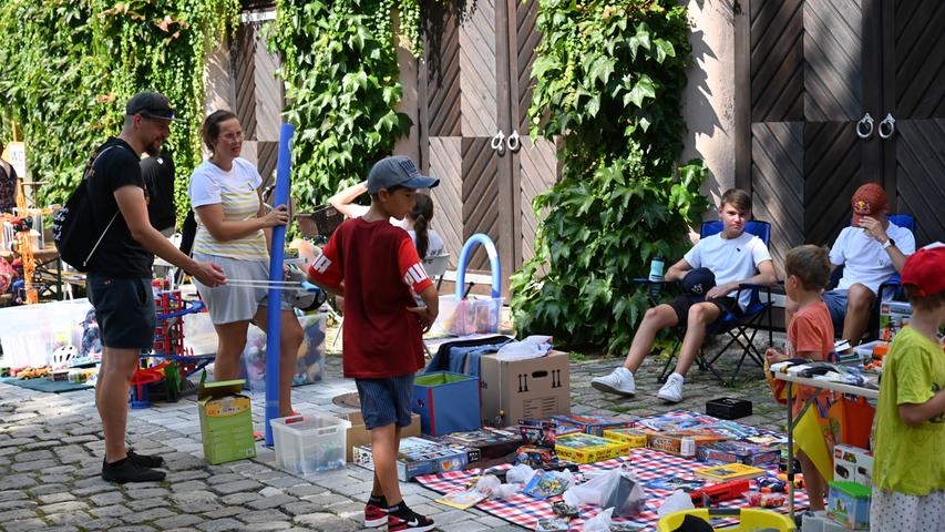 Zum Kinder-Trempelmarkt brachten die Nachwuchshändler ihre Waren mit.