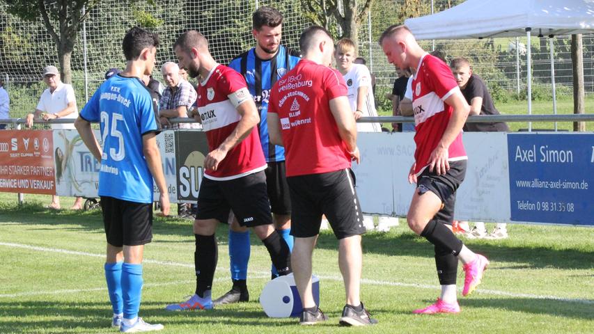 Tobias Schnitzlein (rechts) musste schon nach gut einer halben Stunde mit einer Oberschenkelverletzung aus dem Spiel. Tobias Schnitzlein (rechts) musste schon nach gut einer halben Stunde mit einer Oberschenkelverletzung aus dem Spiel.