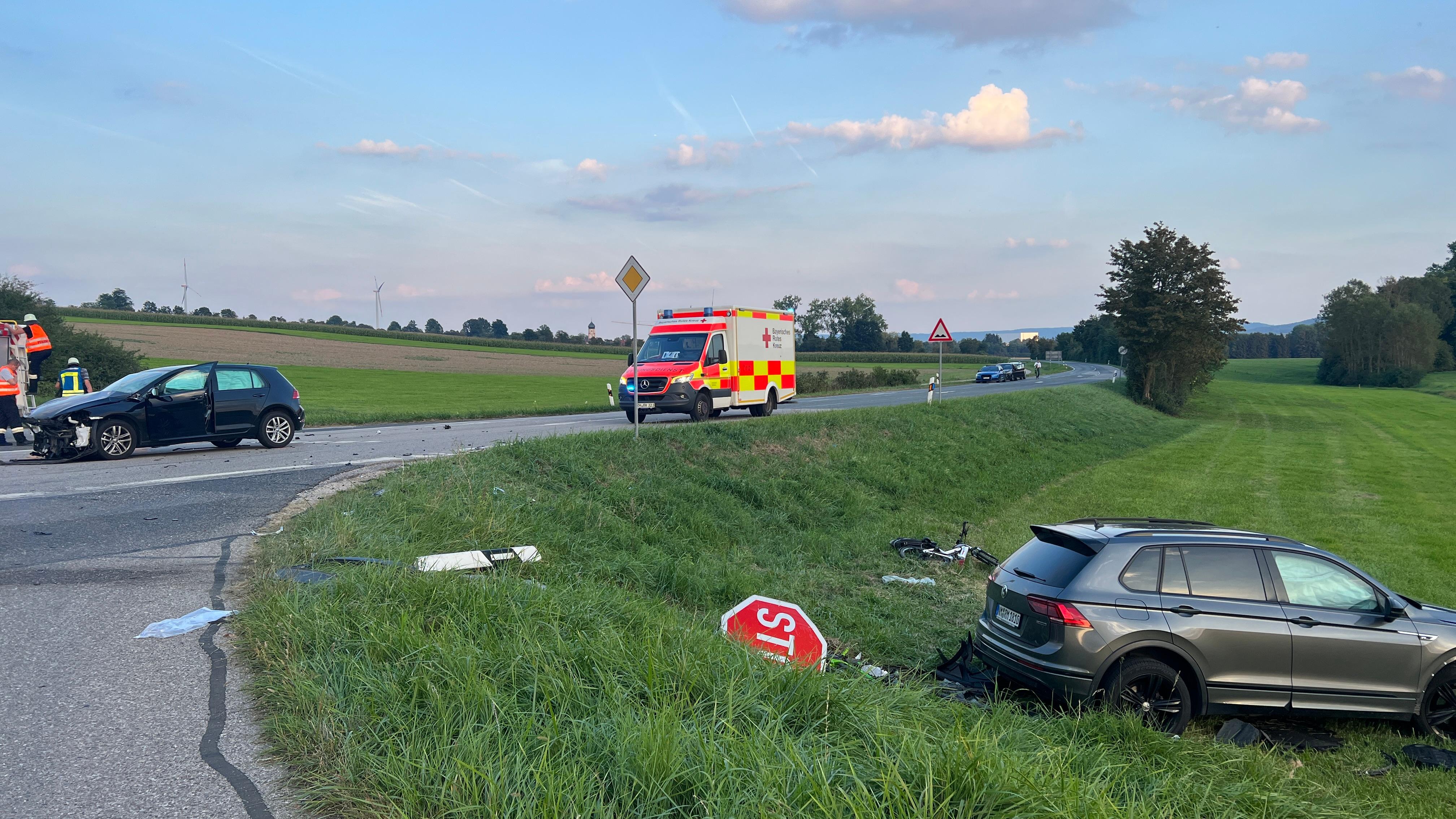 Unfall-Auto Schleudert Bei Hilpoltstein In Gruppe Von Radlern: Ein ...