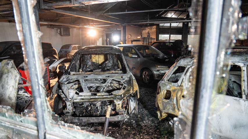 Im Showroom eines Autohauses in Hersbruck im mittelfränkischen Landkreis Nürnberger Land gerieten am Sonntagabend mehrere Autos in Brand.