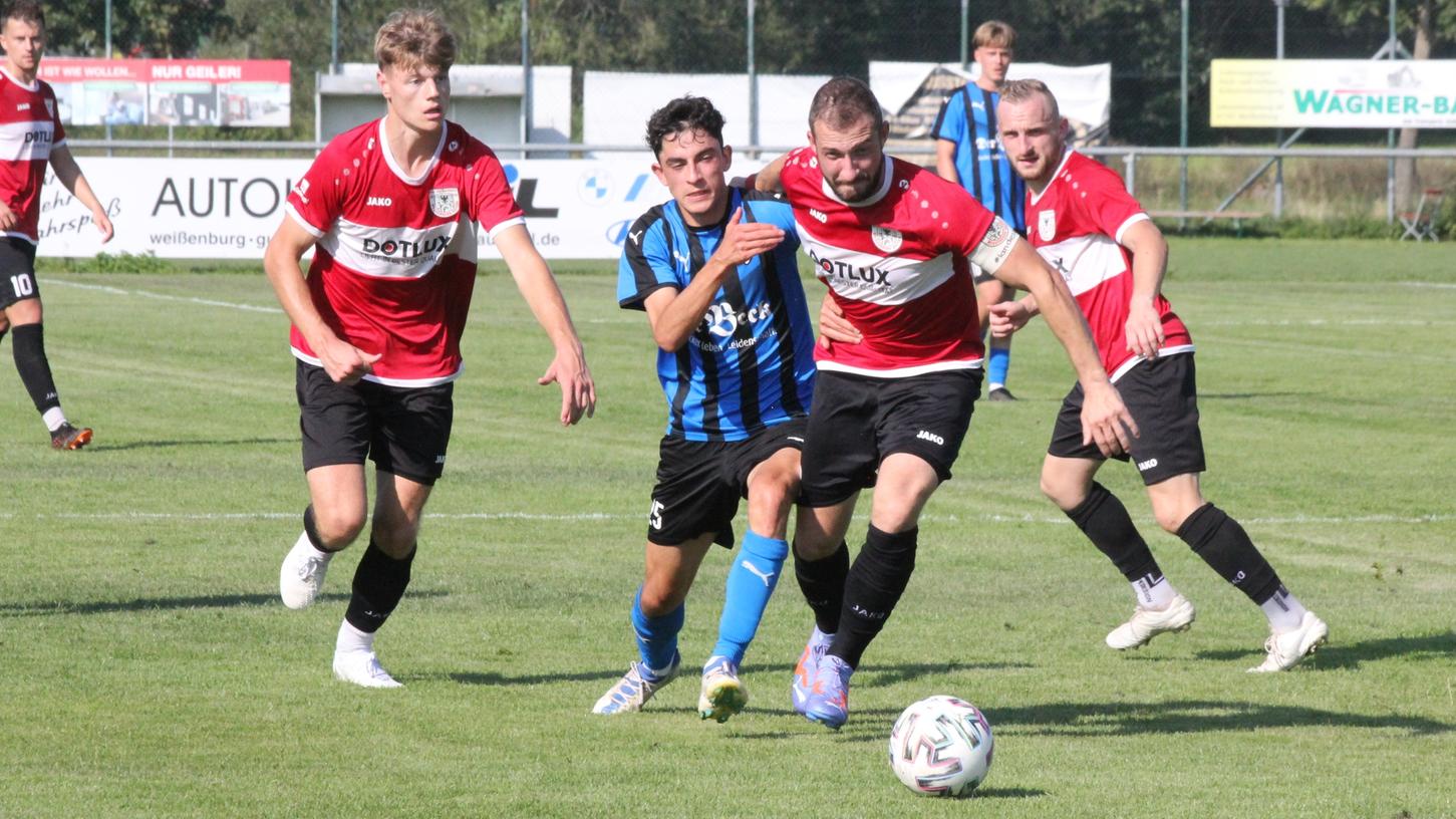 Der TSV 1860 Weißenburg (vorne Kapitän Jonas Ochsenkiel, links Tim Koszorus, rechts Marco Jäger) und der FSV Erlangen-Bruck lieferten sich ein umkämpftes Landesliga-Match, das am Ende torlos und ohne Sieger blieb. Der TSV 1860 Weißenburg (vorne Kapitän Jonas Ochsenkiel, links Tim Koszorus, rechts Marco Jäger) und der FSV Erlangen-Bruck lieferten sich ein umkämpftes Landesliga-Match, das am Ende torlos und ohne Sieger blieb.
