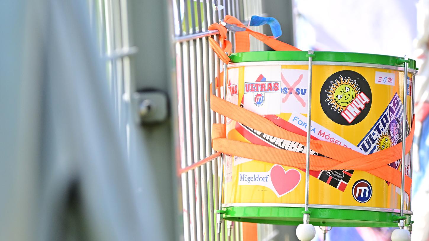 Der Besitzer ist offenbar gerade Spezi holen: Die Trommel der Ultras Mögeldorf. Der Besitzer ist offenbar gerade Spezi holen: Die Trommel der Ultras Mögeldorf.